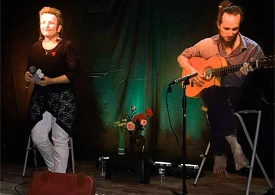 Viviane Boris chante accompagnée par Rémi Kerbrat sur la scène de "Chant ouvert", festival de Saint-Vincent-de-Durfort