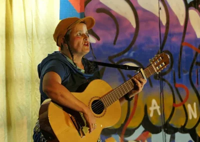 Viviane Boris chante et joue lors du spectacle des Fous Sans Blanc "les Bambins de Batman" en 2024