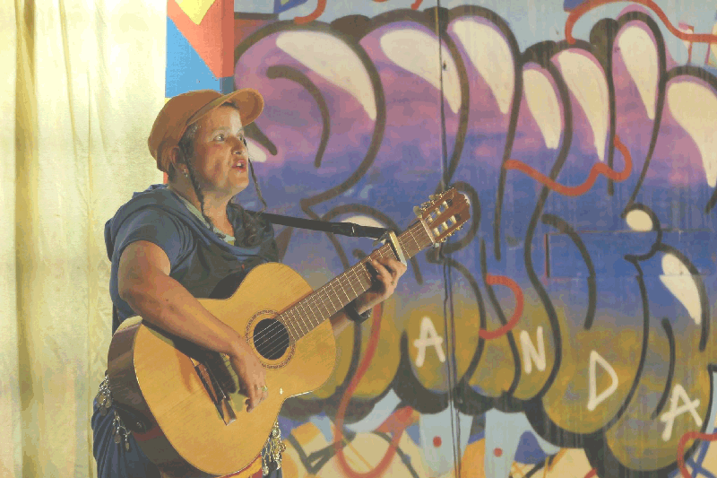 Viviane Boris chante accompagnée par Rémi Kerbrat sur la scène de "Chant ouvert", festival de Saint-Vincent-de-Durfort